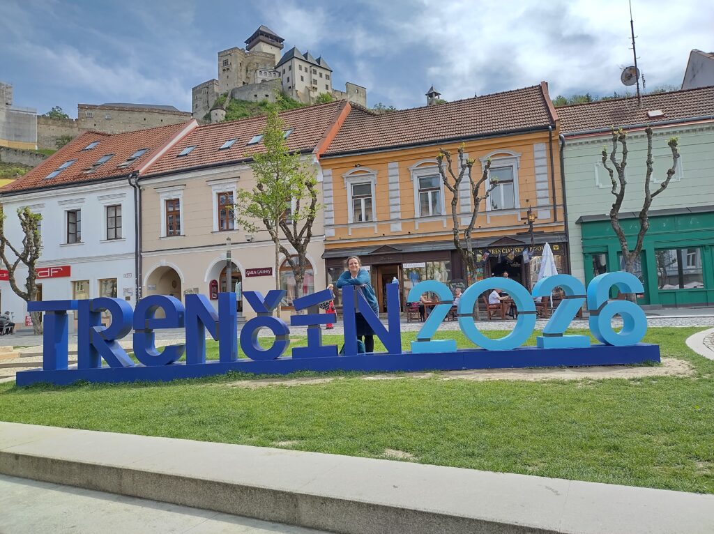 Große Buchstaben Trencin 2026 in der Innenstadt, mit Burg im Hintergrund